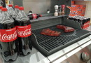 Nejlepší osvěžení při grilovačce? Coca-Cola láká opečenými kotletami